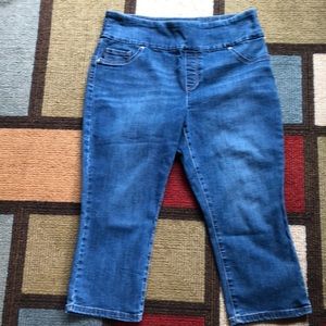 Women’s Lee pull on sculpting capri jeans.